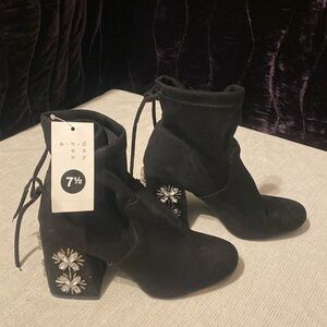 New without box black color boots heelswith flower design Size 7 1/2 #077